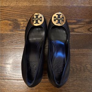 GUC Tory Burch wedges. Black and gold.